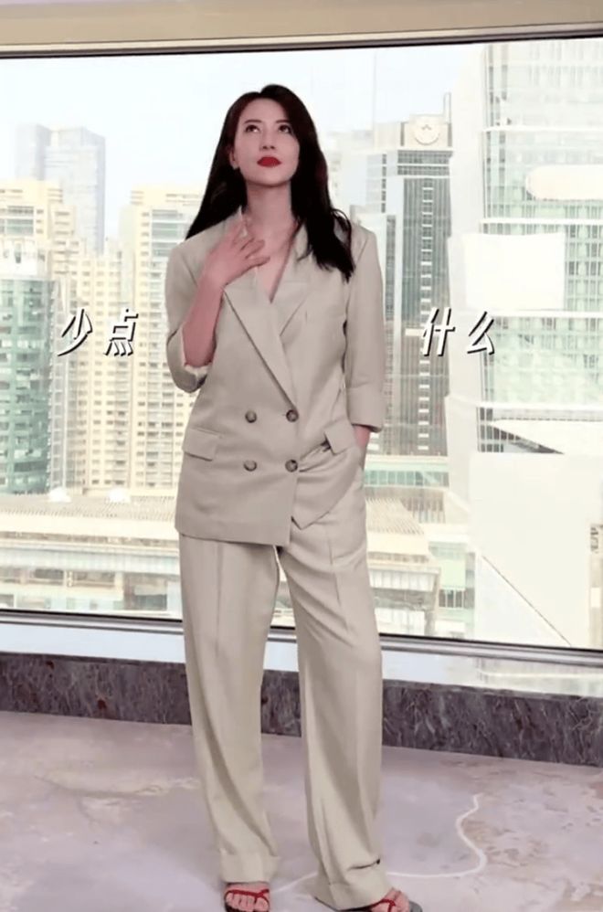 网友：她是很会穿的梦中情姐45岁高圆圆分享酷飒穿搭(图4)