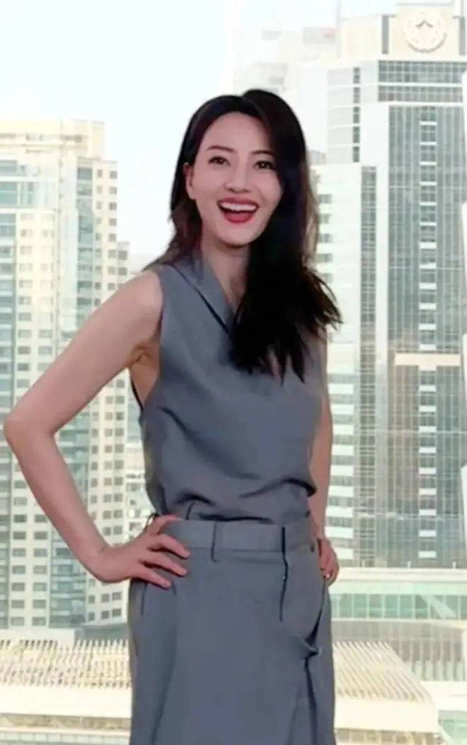 网友：她是很会穿的梦中情姐45岁高圆圆分享酷飒穿搭(图5)